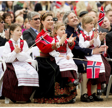 PÅ PAPPAS FANG: Märtha Louise og Ari med alle tre døtrene under 17. mai-feiring i London i 2013. Foto: NTB Scanpix PÅ PAPPAS FANG: Märtha Louise og Ari med alle tre døtrene under 17. mai-feiring i London i 2013. Foto: NTB Scanpix